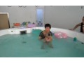 小鸭先知婴儿游泳馆 宝宝在水里扑腾原是妈妈让其自学游泳 (452播放)
