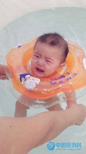 婴儿游泳时受到惊吓