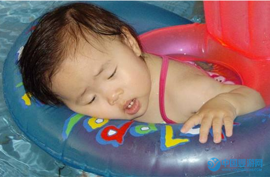 宝宝游泳改善睡眠