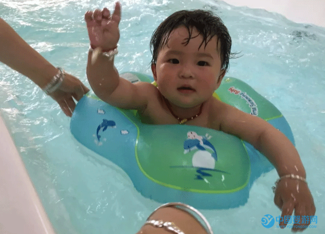带宝宝去婴儿游泳馆