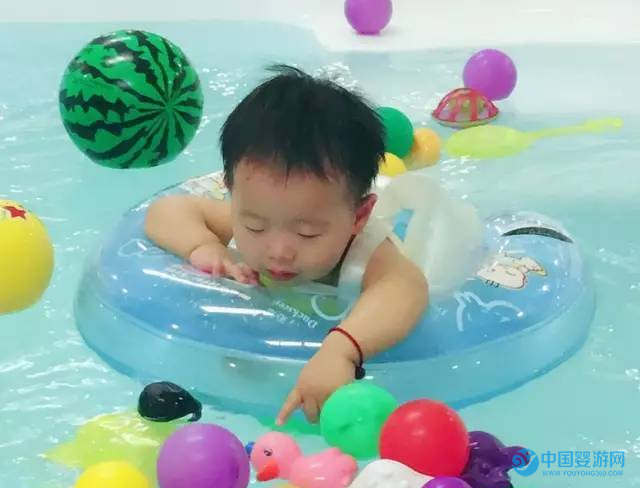 柚子君在婴儿游泳馆里畅游