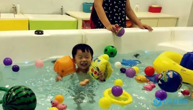 柚子君带婴儿游泳手臂圈游泳