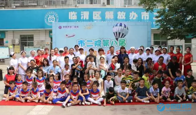 渭南市第二医院第八届婴幼儿游泳爬行比赛结束合影