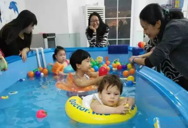 婴儿游泳促进宝宝健康发育