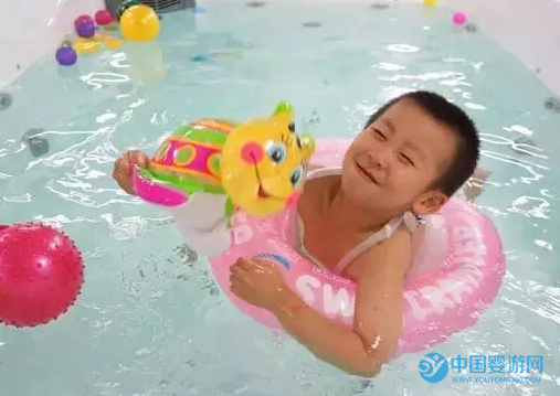 婴儿游泳提升宝宝的运动能力