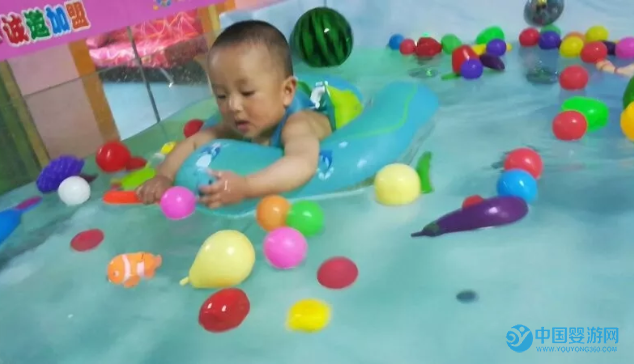 婴儿游泳提升宝宝运动智能