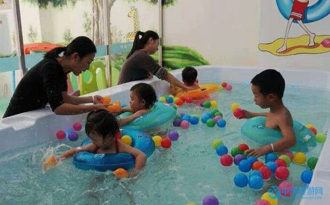 宝宝在婴儿游泳馆里更安全