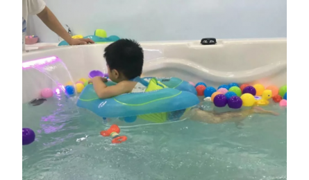 婴幼儿游泳身高长得快，看看这些人吧