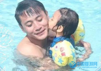 刘烨带宝宝去游泳