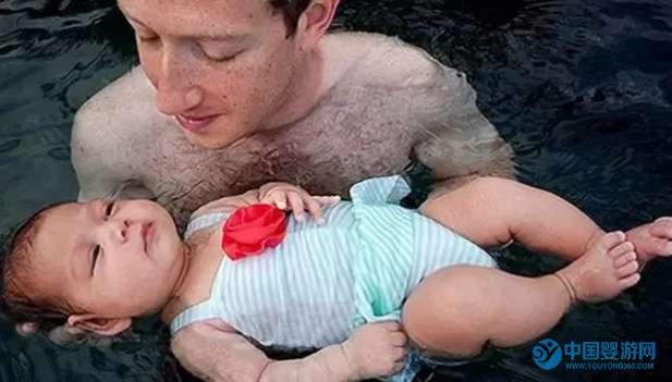 扎克伯格带女儿参加婴儿游泳