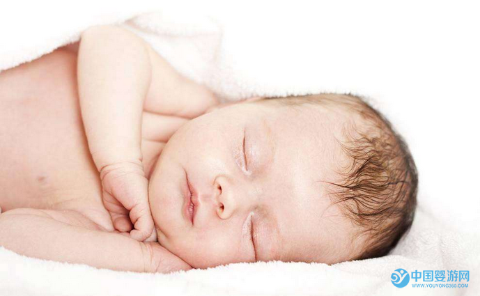 婴儿睡觉出现大小脸怎么办，怎么睡才对？