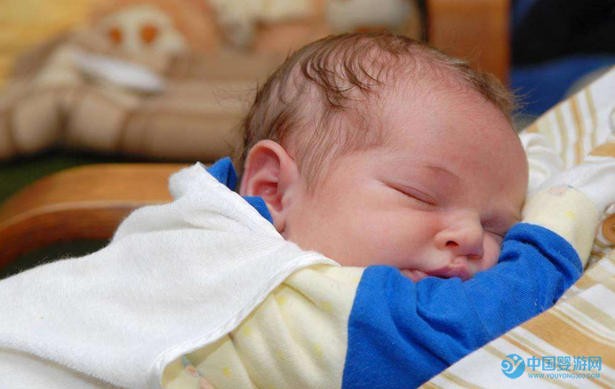 婴儿睡觉出现大小脸怎么办，怎么睡才对？1
