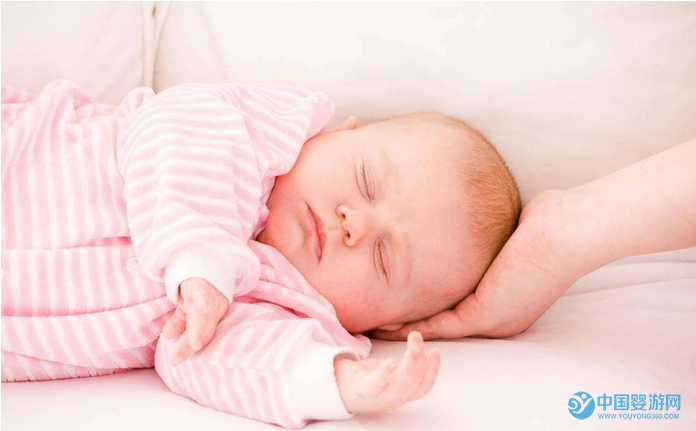 婴儿睡觉出现大小脸怎么办，怎么睡才对？2