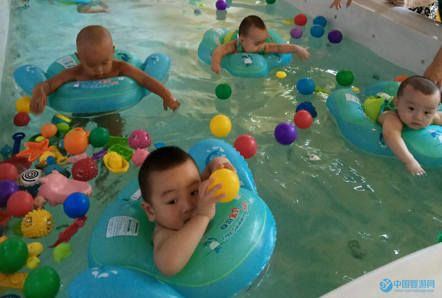 婴儿游泳让宝宝的快乐常伴