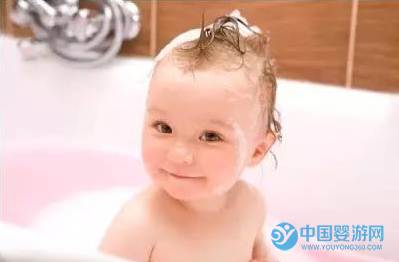 禁忌：原来这样给宝宝洗澡是错误的1