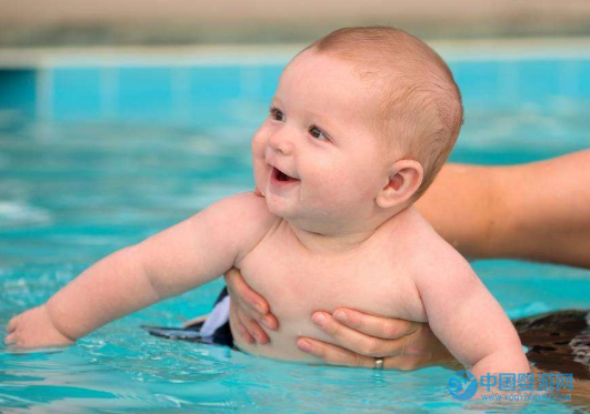 婴儿游泳高兴洗澡哭闹是怎么回事1