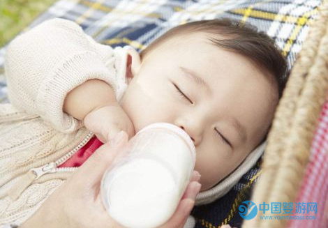 宝宝一边喝奶一边睡觉有什么不好1