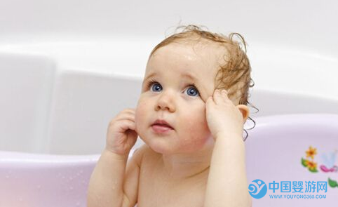 给宝宝洗澡的时候怎么预防耳朵进水