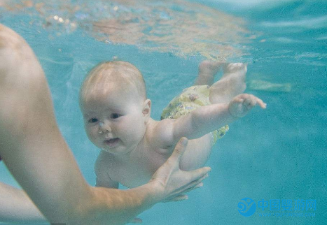 宝宝游泳一出水就哭闹，要让宝宝一直游吗？2