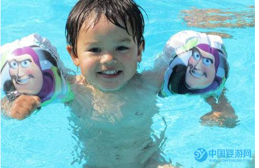 婴儿游泳馆：为什么宝宝到大池子中去比较活跃