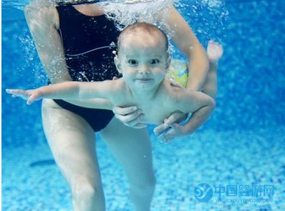 婴儿游泳馆：为什么宝宝到大池子中去比较活跃2