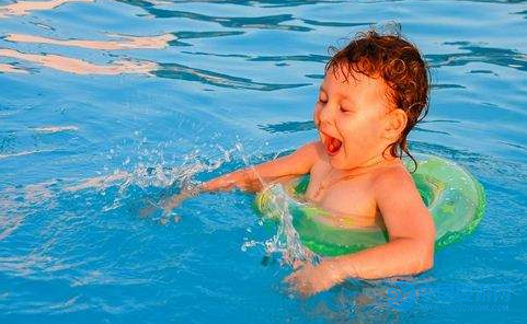 婴儿游泳溺水事件让家长忧心忡忡，家长：还能让宝宝去游泳吗？1