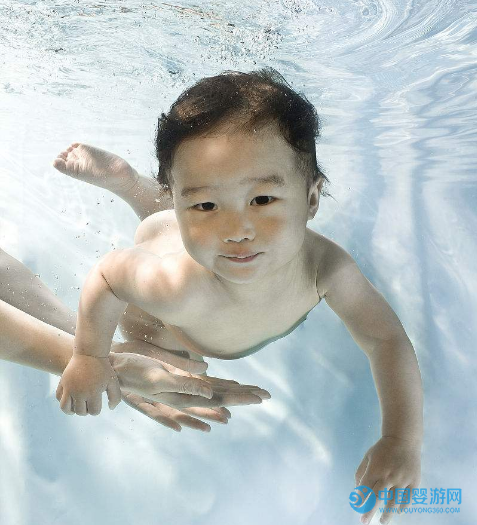 婴儿游泳，让宝宝黄疸尽早消失，婴儿游泳的好处（宝宝生理性黄疸怎么办？婴儿游泳帮助宝宝黄疸尽早消失）