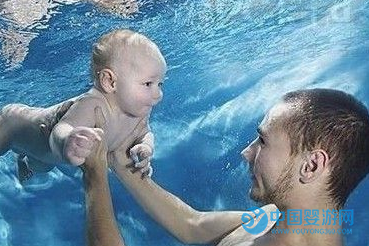 婴儿游泳，有效锻炼宝宝前庭平衡觉。（前庭平衡觉如何锻炼，婴儿游泳对宝宝前庭平衡觉的好处）