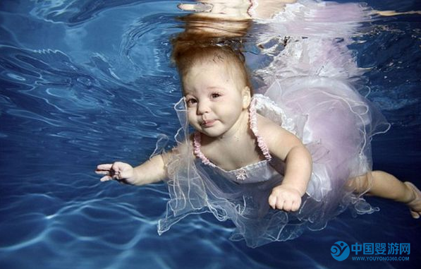 婴儿游泳：挖掘宝宝更多潜能1