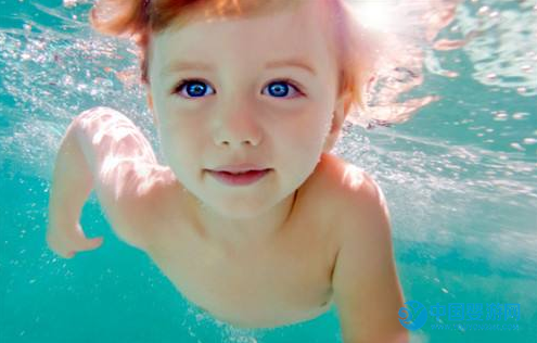 婴儿游泳：挖掘宝宝更多潜能