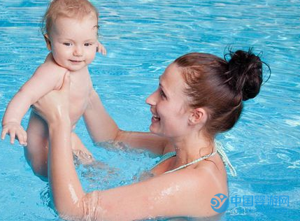 婴儿游泳：挖掘宝宝更多潜能4