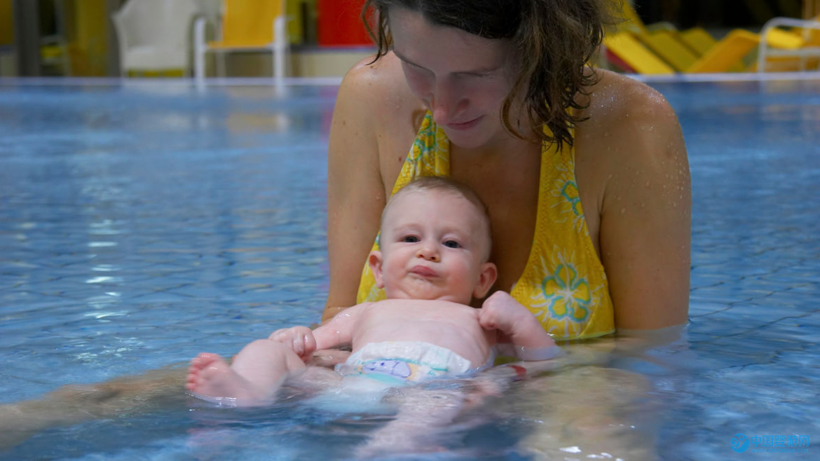 婴儿游泳固然好，但这些情况要喊停（宝宝什么时候不能游泳）1