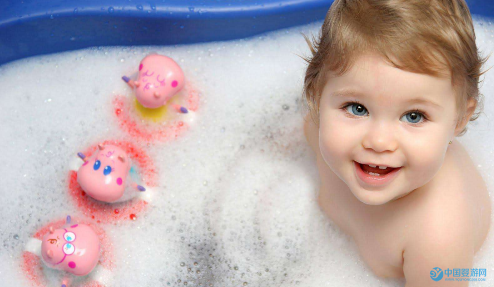 婴儿游泳时常见的五大问题之三：为什么宝宝游泳后洗澡可以使用成人的沐浴露吗？