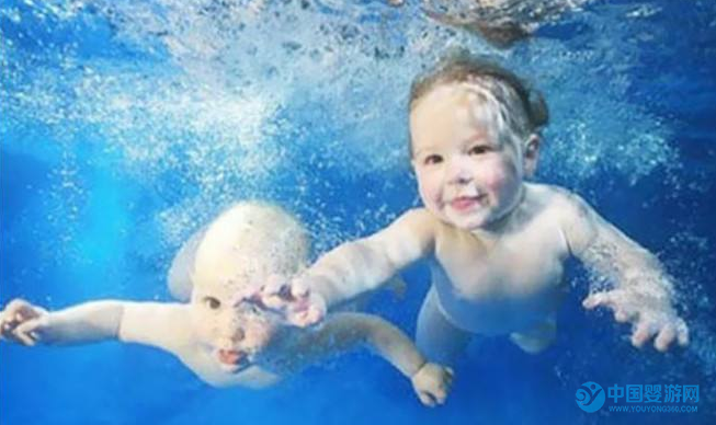 婴儿游泳时常见的五大问题之一：宝宝在游泳过程中喝到水怎么办？