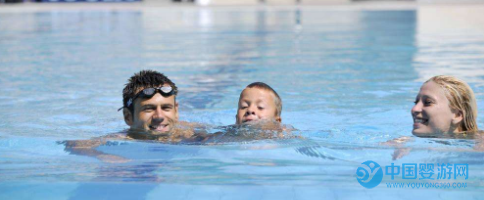 来看看外国人时是如何看待婴儿游泳的 婴儿游泳的好处 婴儿游泳脖圈的态度1