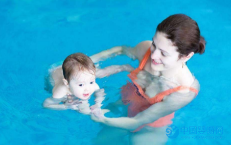 来看看外国人时是如何看待婴儿游泳的 婴儿游泳的好处 婴儿游泳脖圈的态度3