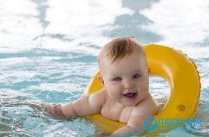 满月的宝宝可以游泳吗？新生儿可以游泳吗？新生儿游泳的好处？新生儿游泳要注意什么？2