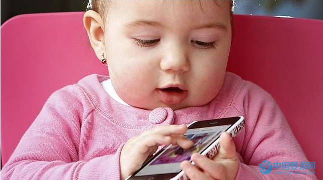 放纵宝宝玩手机？你这个家长太不合格了 宝宝玩手机危害甚多，家长一定要注意，宝宝玩手机该怎么办？2
