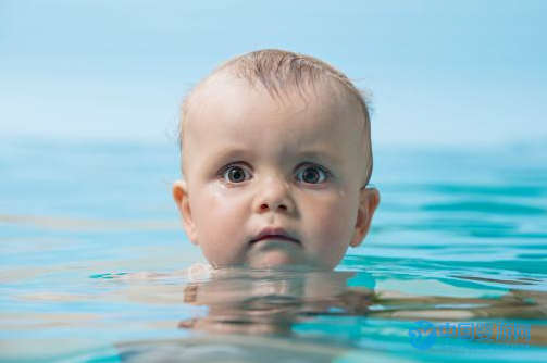 婴儿游泳引起肠胃炎？