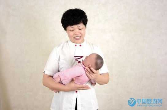 错误的抱孩子方法导致宝宝歪脖子 正确的抱宝宝姿势，避免宝宝歪脖子1