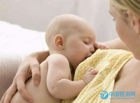 错误的抱孩子方法导致宝宝歪脖子 正确的抱宝宝姿势，避免宝宝歪脖子3