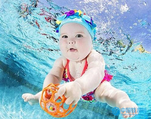 新闻上说婴儿游泳不好，是不是真的呀？2