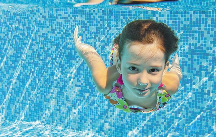 坚持半年婴儿游泳宝宝变化这么大，喜出望外 婴儿游泳的好处有哪些2