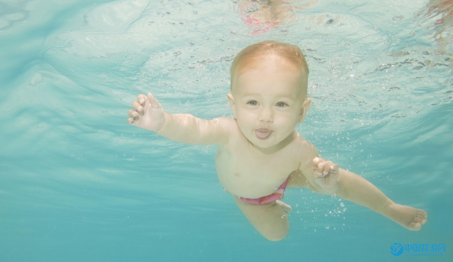 婴儿游泳，你看到的只是这些？太遗憾了 婴儿游泳值得尝试吗3