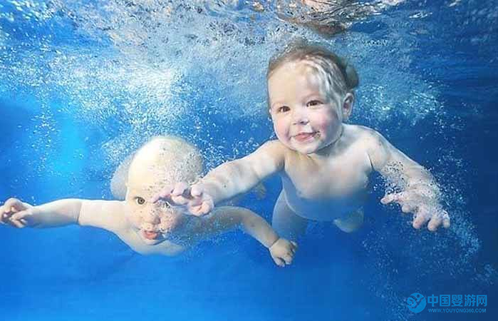 新生儿游泳，全面提高宝宝五大系统 婴儿游泳的好处 婴儿游泳+抚触，让宝宝更优秀1
