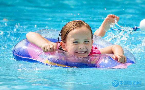 深秋将至，婴儿游泳也要停？你错了。婴儿游泳的好处 宝宝秋季疾病的预防方法。1