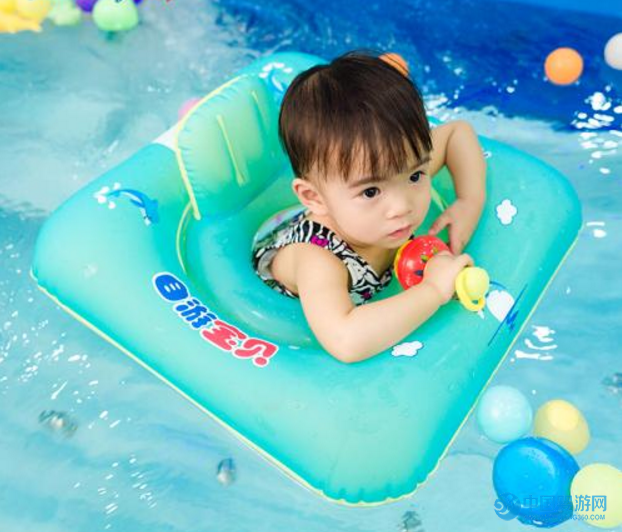 宝宝多大才可以使用婴儿游泳圈座圈？婴儿游泳座圈的正确使用方法，婴儿游泳圈使用注意事项