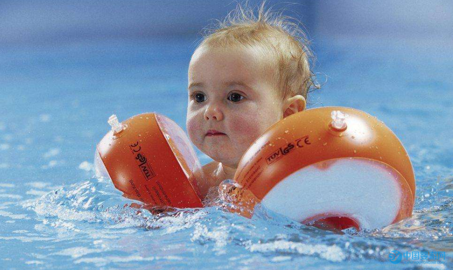 宝宝多大才可以使用婴儿游泳圈座圈？婴儿游泳座圈的正确使用方法，婴儿游泳圈使用注意事项2
