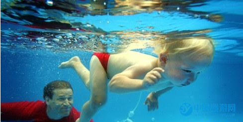 婴儿游泳真的有那么好？宝宝体重太轻可以游泳吗？所有的宝宝都可以游泳吗？1