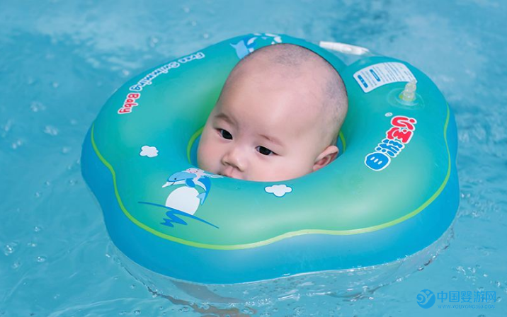 秋季婴儿让宝宝这么游泳，效果更显著。秋季婴儿游泳的正确打开方式 婴儿游泳注意事项 婴儿游泳的好处